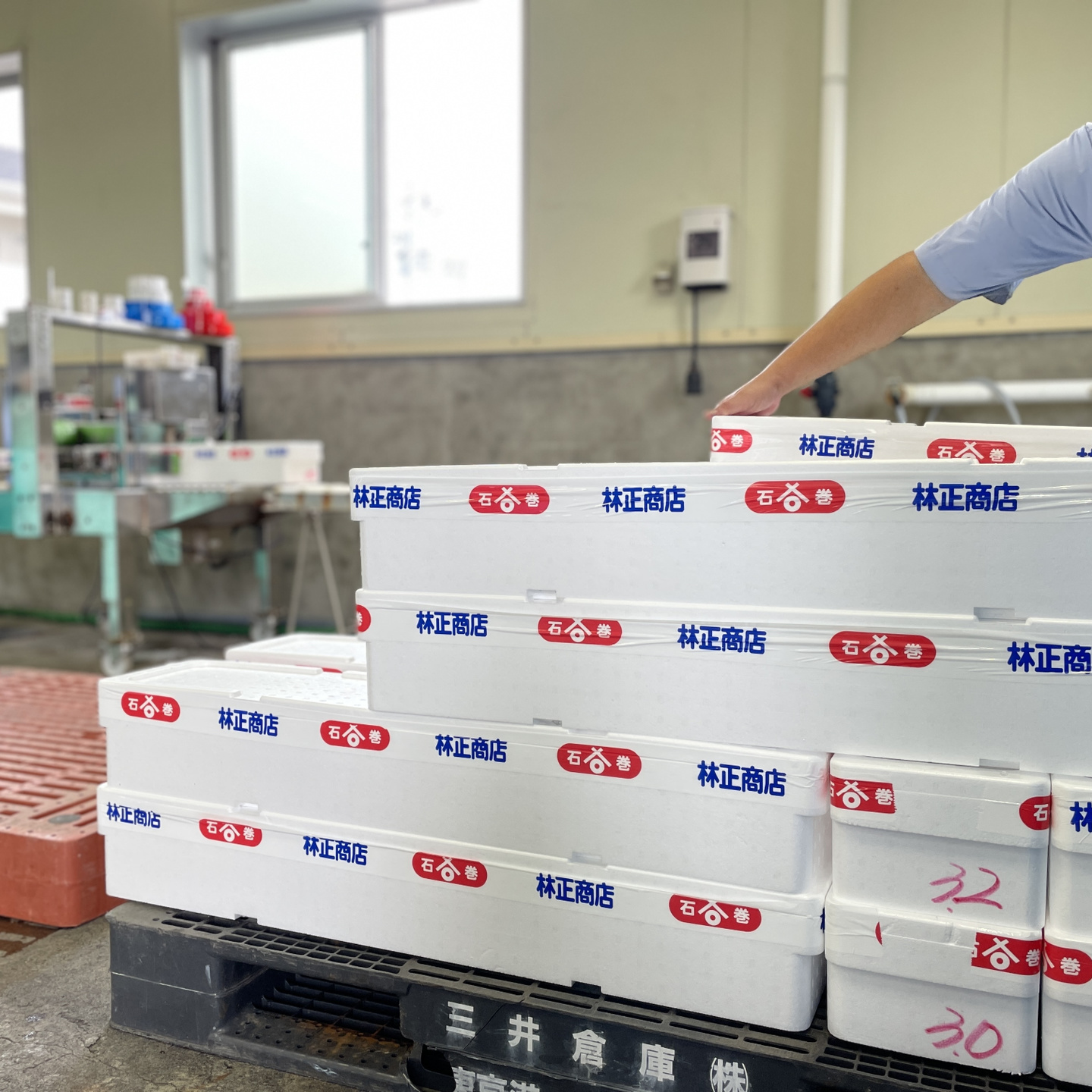 魚の入った発泡スチロールが積みあがっている